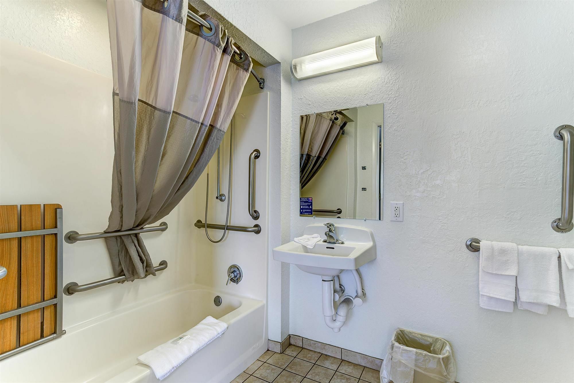 Hotel 6-kissimmee, Fl - Orlando 2*